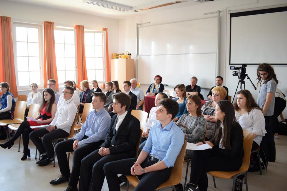 Középiskolai vers –és prózamondó verseny a Széchenyiben