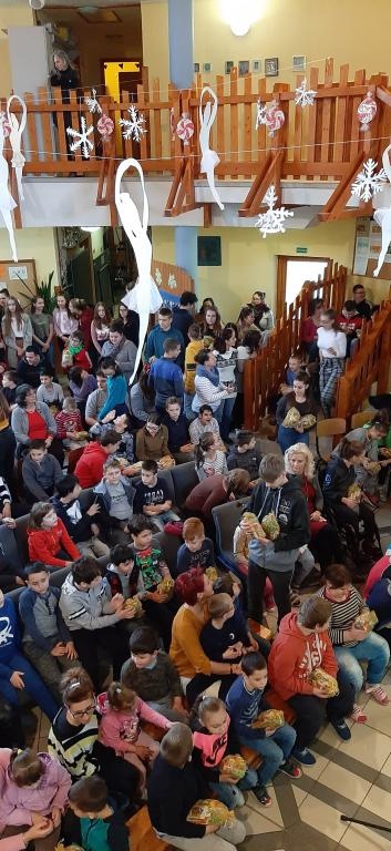 Széchenyis diákok Mikulás csomagokat adtak az Esélynek