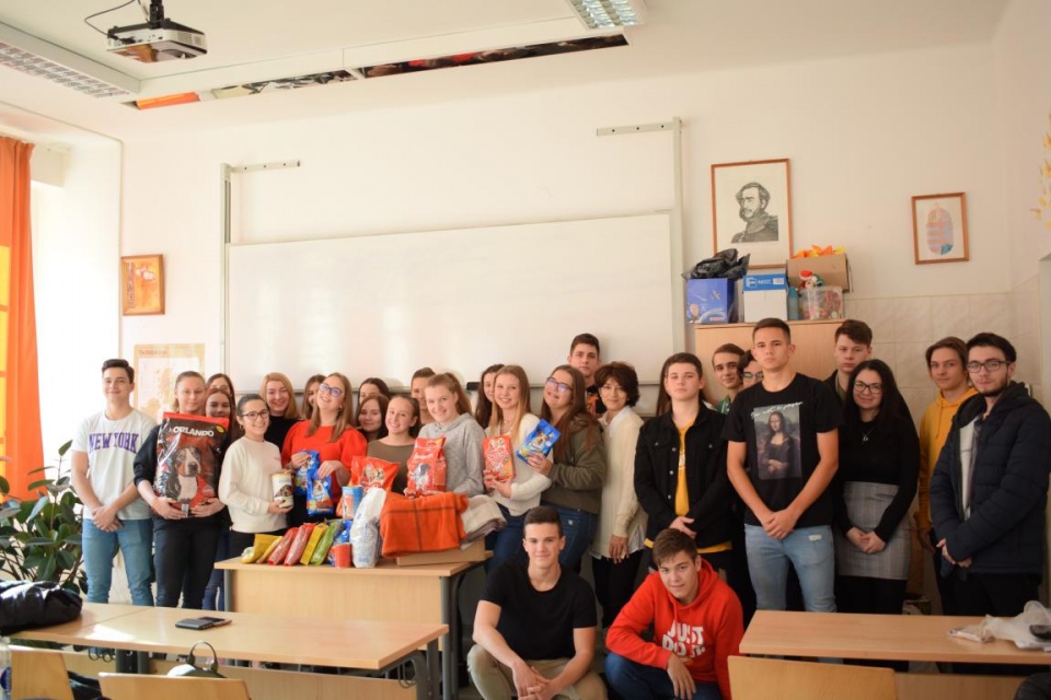 Széchenyis diákok adományt gyűjtöttek a Csabai Állatvédők javára