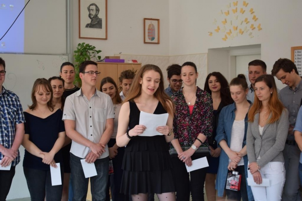 Rendhagyó szerenáddal búcsúztak tanáraiktól a 12. évfolyamosok a Széchenyiben